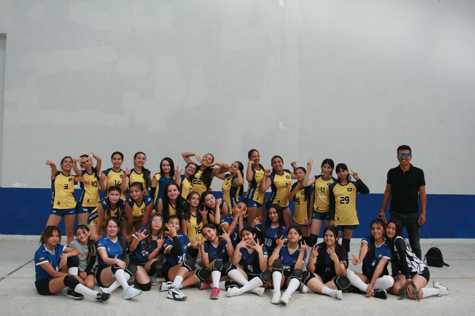 Fotografía tomada en la liga muisca de voleibol al equipo machines femenino